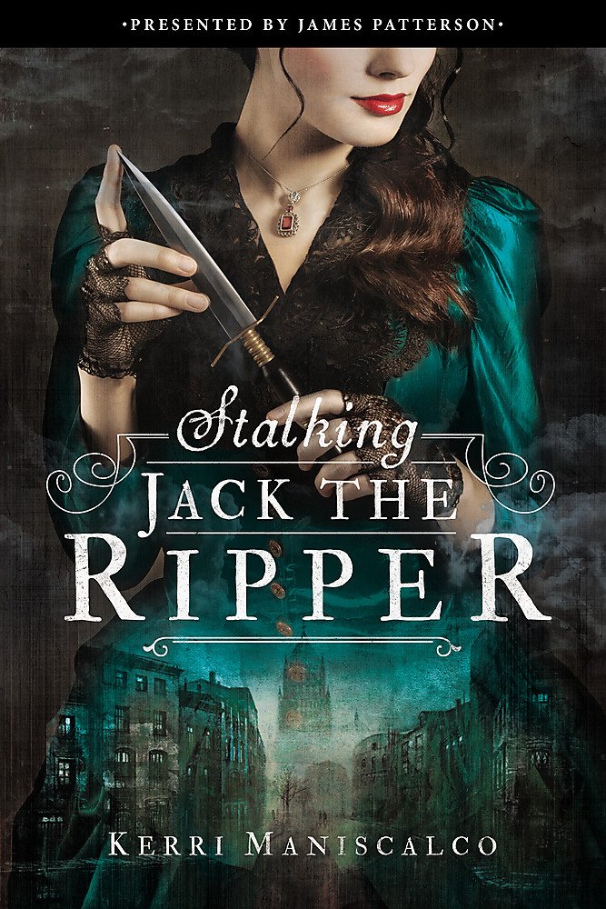 De boekomslag van Stalking Jack the Ripper van Kerri Maniscalco. Er staat een vrouw op met victoriaans Londen in de achtergrond.