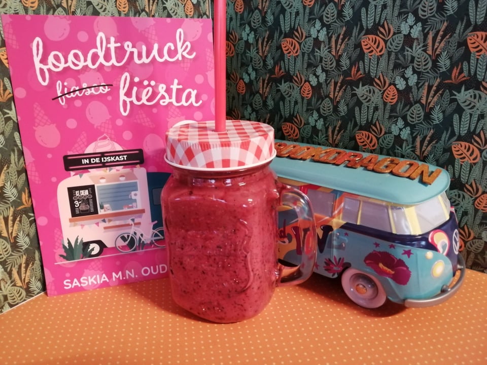 Mijn BookDragon smoothie met de cover van het eerste Foodtruck Fiësta boek ‘In de Ijskast’ en een VW busje ernaast.