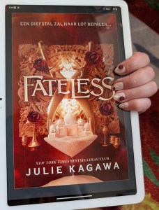 De cover van het boek Fateless met bijpassende nailart.